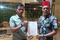 Ketua DPD WBI Provinsi Jambi Ardi Harmaini menyerahkan mandat kepada calon sekretaris Jenderal WBI DPC Kabupaten Tebo Salpandri (dok. DPD WBI Provinsi Jambi )