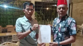 Ketua DPD WBI Provinsi Jambi Ardi Harmaini menyerahkan mandat kepada calon sekretaris Jenderal WBI DPC Kabupaten Tebo Salpandri (dok. DPD WBI Provinsi Jambi )