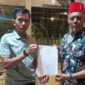 Ketua DPD WBI Provinsi Jambi Ardi Harmaini menyerahkan mandat kepada calon sekretaris Jenderal WBI DPC Kabupaten Tebo Salpandri (dok. DPD WBI Provinsi Jambi )