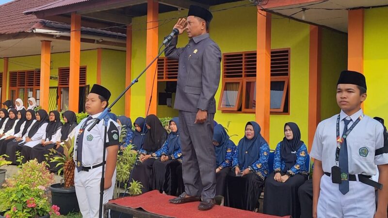 Anggota DPRD Tebo Edi Hartono, S.Pd.I memimpin langsung Upacara Bendera di hari Sumpah Pemuda 28 Oktober 2024