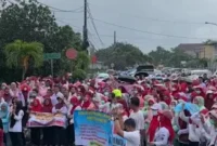 Ratusan tenaga honorer yang tergabung dalam Forum Komunikasi Tenaga Kesehatan (FK Nakes) Kabupaten Pandeglang menggeruduk Kantor Sekretaris Daerah (Sekda) dan Kantor DPRD Pandeglang pada Rabu, 16 Januari 2025.