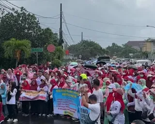 Ratusan tenaga honorer yang tergabung dalam Forum Komunikasi Tenaga Kesehatan (FK Nakes) Kabupaten Pandeglang menggeruduk Kantor Sekretaris Daerah (Sekda) dan Kantor DPRD Pandeglang pada Rabu, 16 Januari 2025.