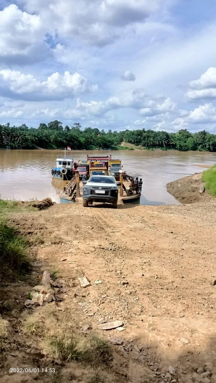 Penyeberangan ponton di Desa Balairajo, Desa Paseban, Kabupaten Tebo