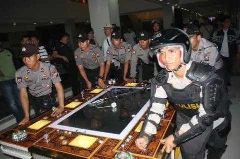 Sejumlah alat mesin judi diamankan pihak polisi dari lokasi MCC, Rabu sore hingga Kamis dinihari (26-27/2/2025).